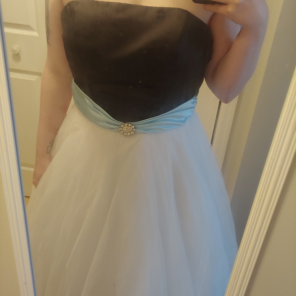 Prom Dress - Picture 2 of 8